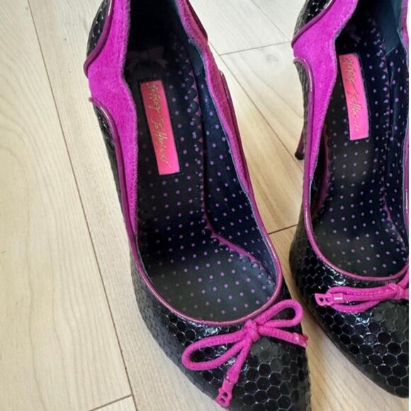 Striking Betsey Johnson pumps in black faux snakeskin - Picture 3 of 8